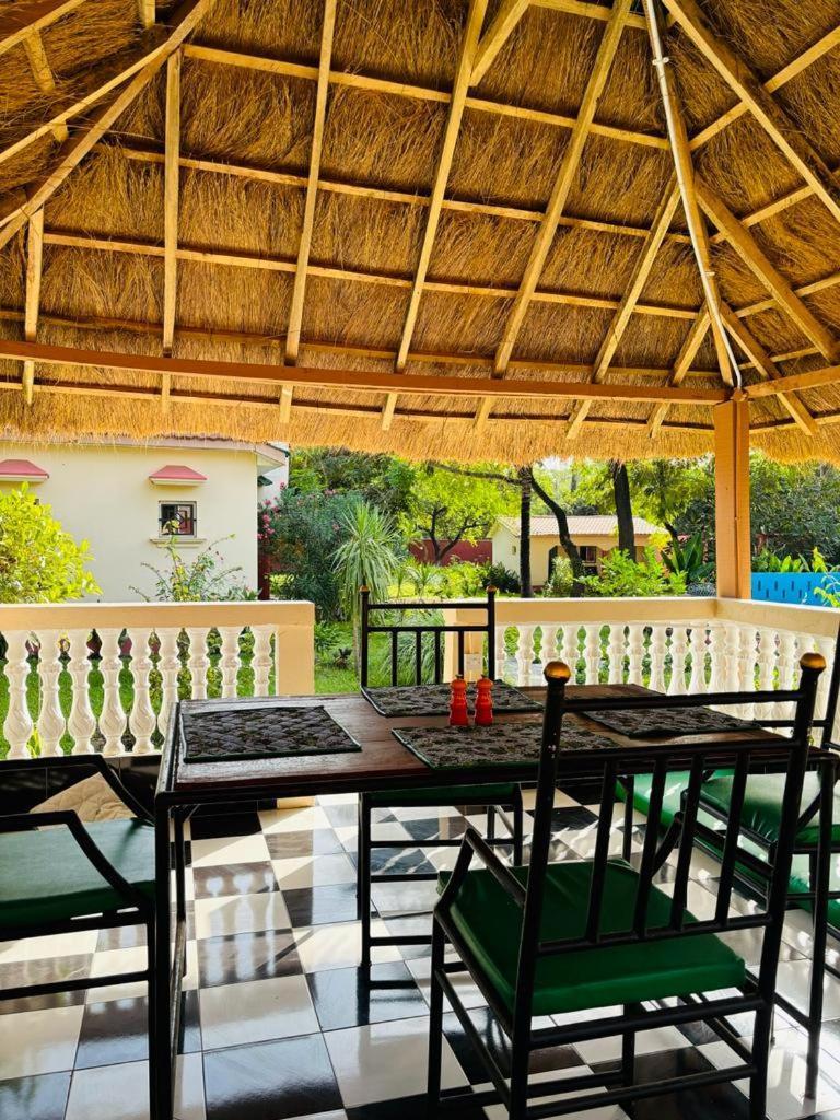 Heda House Bed & Breakfast Sanyang Luaran gambar